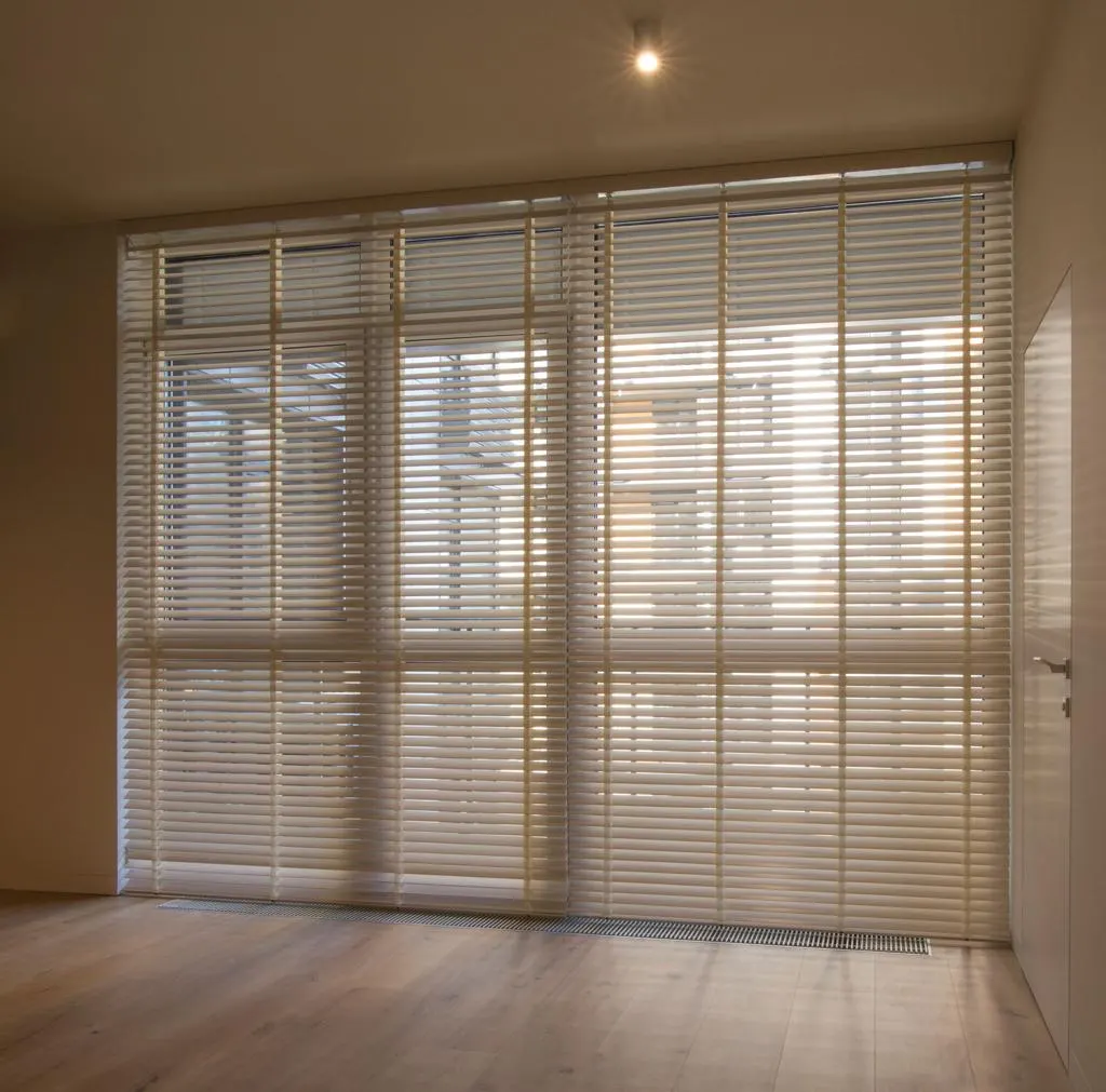 Persiana instalada em ambiente residencial