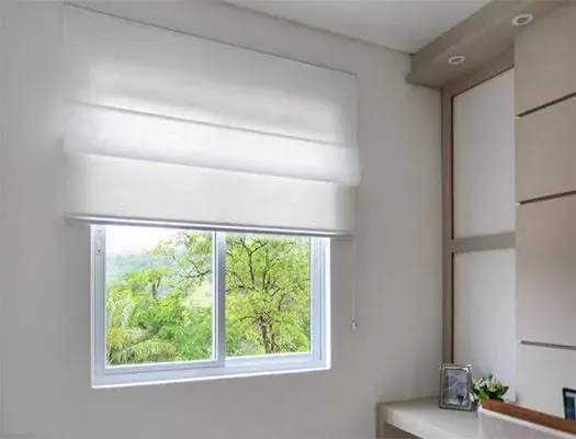Persiana romana em ambiente residencial premium